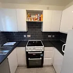 Close London City Airport- Petok - Free Parking